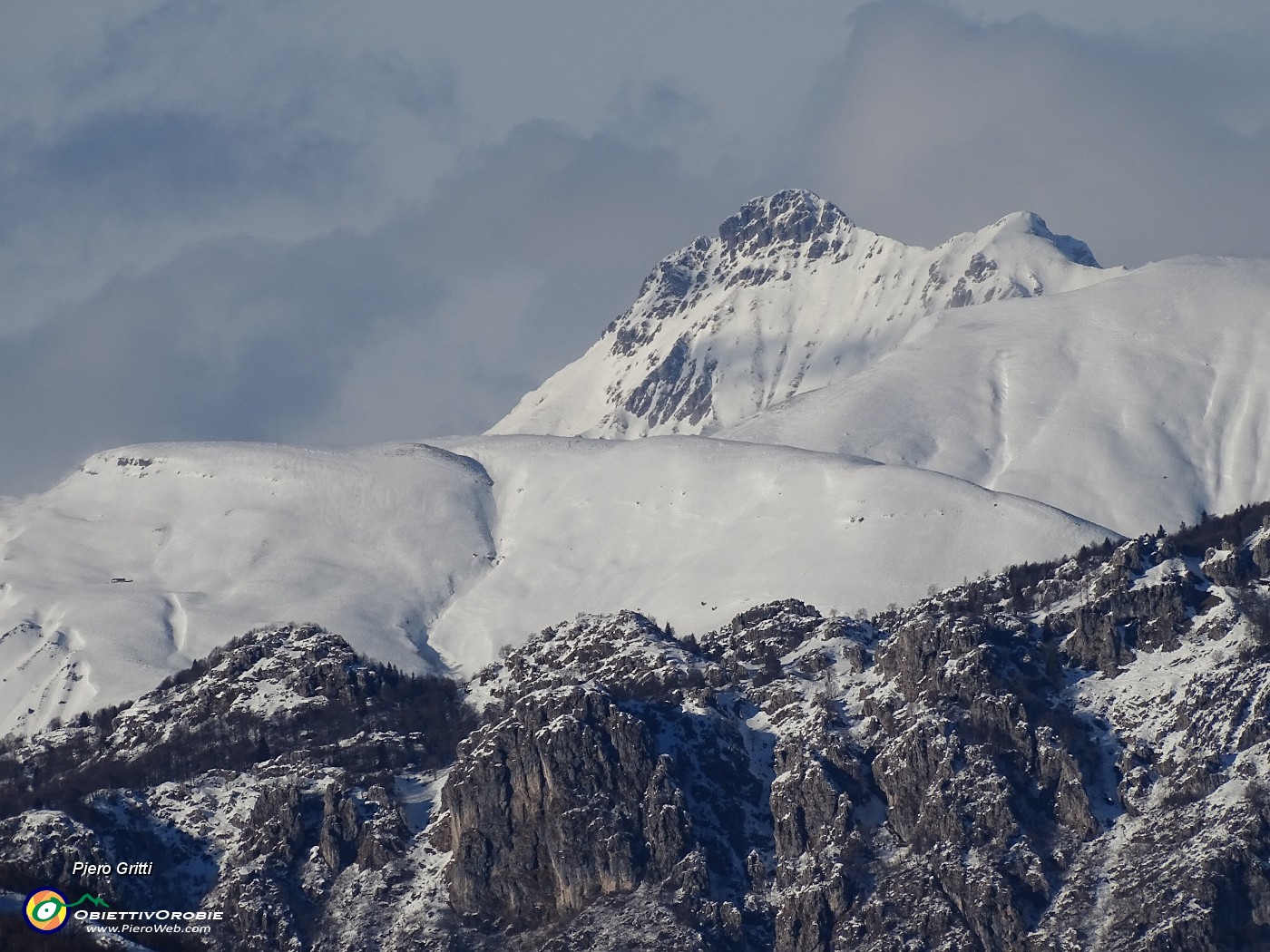 69 Zoom sul Pizzo Tre Signori (2554 m) preceduto dall'Aralalta (2008 m).JPG